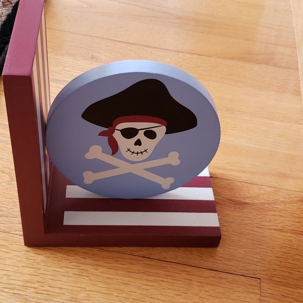 Pirate book end